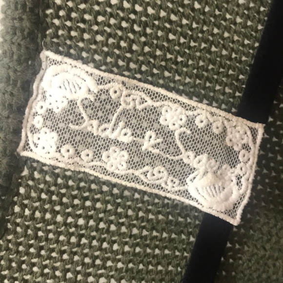 Distressed Cropped oversized Sweater - Picture 4 of 5